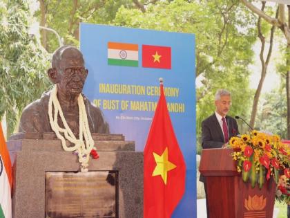 EAM Jaishankar unveils bust of Mahatma Gandhi in Vietnam | EAM Jaishankar unveils bust of Mahatma Gandhi in Vietnam