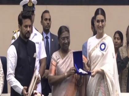 69th National Film Awards: Kriti Sanon receives Best Actress honour for 'Mimi' | 69th National Film Awards: Kriti Sanon receives Best Actress honour for 'Mimi' 69th National Film Awards: Kriti Sanon receives Best Actress honour for 'Mimi' | 69th National Film Awards: Kriti Sanon receives Best Actress honour for 'Mimi'