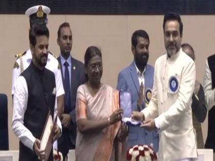 69th National Film Awards: Pankaj Tripathi receives Best Supporting Actor award for 'Mimi' | 69th National Film Awards: Pankaj Tripathi receives Best Supporting Actor award for 'Mimi' 69th National Film Awards: Pankaj Tripathi receives Best Supporting Actor award for 'Mimi' | 69th National Film Awards: Pankaj Tripathi receives Best Supporting Actor award for 'Mimi'