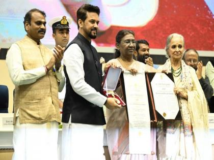 Waheeda Rehman gets emotional as she receives Dadasaheb Phalke award | Waheeda Rehman gets emotional as she receives Dadasaheb Phalke award