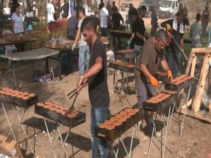 Volunteers serve soldiers through open kitchens, salons in war zone near Gaza border | Volunteers serve soldiers through open kitchens, salons in war zone near Gaza border Volunteers serve soldiers through open kitchens, salons in war zone near Gaza border | Volunteers serve soldiers through open kitchens, salons in war zone near Gaza border