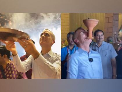 US envoy Eric Garcetti visits Durga puja pandal in Delhi, perfoms dhunuchi naach | US envoy Eric Garcetti visits Durga puja pandal in Delhi, perfoms dhunuchi naach