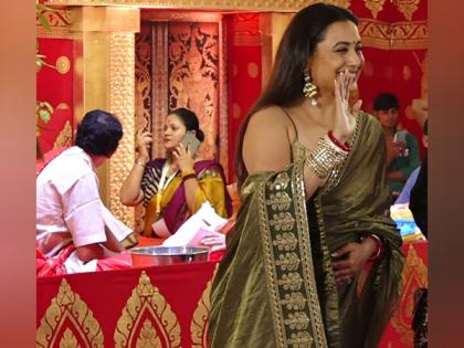 Rani Mukerji performs traditional Dhunuchi dance at Durga Puja celebrations | Rani Mukerji performs traditional Dhunuchi dance at Durga Puja celebrations