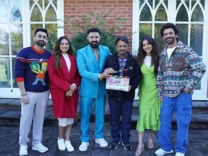 Jasmin Bhasin, Sargun Mehta, Gippy Grewal begin shooting for 'Carry on Jattiye' | Jasmin Bhasin, Sargun Mehta, Gippy Grewal begin shooting for 'Carry on Jattiye' Jasmin Bhasin, Sargun Mehta, Gippy Grewal begin shooting for 'Carry on Jattiye' | Jasmin Bhasin, Sargun Mehta, Gippy Grewal begin shooting for 'Carry on Jattiye'