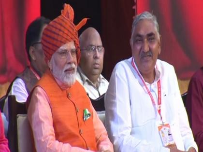 PM Modi dons saffron turban with blue checks for Ravan Dahan at Ram Leela Maidan | PM Modi dons saffron turban with blue checks for Ravan Dahan at Ram Leela Maidan PM Modi dons saffron turban with blue checks for Ravan Dahan at Ram Leela Maidan | PM Modi dons saffron turban with blue checks for Ravan Dahan at Ram Leela Maidan