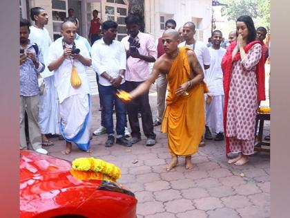 Shraddha Kapoor drives to Mumbai's Iskcon temple in her new luxury car to offer prayers | Shraddha Kapoor drives to Mumbai's Iskcon temple in her new luxury car to offer prayers Shraddha Kapoor drives to Mumbai's Iskcon temple in her new luxury car to offer prayers | Shraddha Kapoor drives to Mumbai's Iskcon temple in her new luxury car to offer prayers