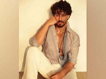 TTiger Shroff sings 'Apna Bana Le', dedicates it to all his fans | TTiger Shroff sings 'Apna Bana Le', dedicates it to all his fans TTiger Shroff sings 'Apna Bana Le', dedicates it to all his fans | TTiger Shroff sings 'Apna Bana Le', dedicates it to all his fans