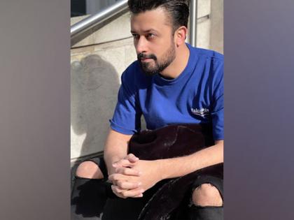 Atif Aslam pauses concert mid-way as fans throw money at him, says donate it, don't show disrespect | Atif Aslam pauses concert mid-way as fans throw money at him, says donate it, don't show disrespect Atif Aslam pauses concert mid-way as fans throw money at him, says donate it, don't show disrespect | Atif Aslam pauses concert mid-way as fans throw money at him, says donate it, don't show disrespect