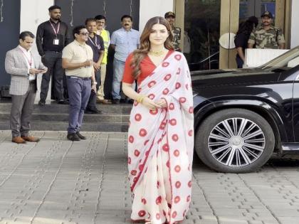 Kriti Sanon effortlessly slays desi look in red-white saree | Kriti Sanon effortlessly slays desi look in red-white saree Kriti Sanon effortlessly slays desi look in red-white saree | Kriti Sanon effortlessly slays desi look in red-white saree