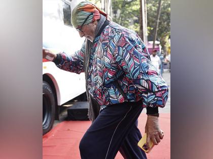 Amitabh Bachchan shares candid picture from shoot | Amitabh Bachchan shares candid picture from shoot Amitabh Bachchan shares candid picture from shoot | Amitabh Bachchan shares candid picture from shoot