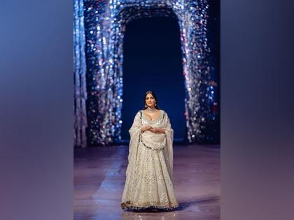 Sonam Kapoor walks the ramp for first time after giving birth to son, looks ethereal in ivory Anarkali suit | Sonam Kapoor walks the ramp for first time after giving birth to son, looks ethereal in ivory Anarkali suit