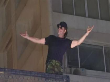 On 58th birthday, SRK makes special midnight appearance, greets sea of fans with signature pose | On 58th birthday, SRK makes special midnight appearance, greets sea of fans with signature pose On 58th birthday, SRK makes special midnight appearance, greets sea of fans with signature pose | On 58th birthday, SRK makes special midnight appearance, greets sea of fans with signature pose