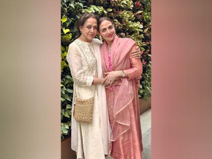 Esha Deol celebrates birthday with havan at home with mom Hema Malini | Esha Deol celebrates birthday with havan at home with mom Hema Malini Esha Deol celebrates birthday with havan at home with mom Hema Malini | Esha Deol celebrates birthday with havan at home with mom Hema Malini