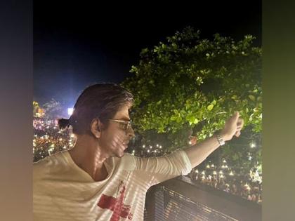 SRK's double treat for fans! 'Jawan' star greets his legion of fans outside Mannat | SRK's double treat for fans! 'Jawan' star greets his legion of fans outside Mannat SRK's double treat for fans! 'Jawan' star greets his legion of fans outside Mannat | SRK's double treat for fans! 'Jawan' star greets his legion of fans outside Mannat
