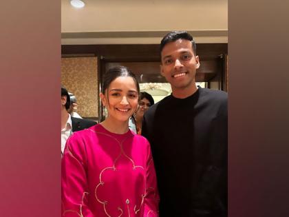 Alia Bhatt flaunts her cute smile as she poses with badminton player Chirag Shetty | Alia Bhatt flaunts her cute smile as she poses with badminton player Chirag Shetty