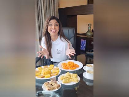 Sunday Binge: Shilpa Shetty gorges on 'Mysore Pak' in Mysore | Sunday Binge: Shilpa Shetty gorges on 'Mysore Pak' in Mysore Sunday Binge: Shilpa Shetty gorges on 'Mysore Pak' in Mysore | Sunday Binge: Shilpa Shetty gorges on 'Mysore Pak' in Mysore