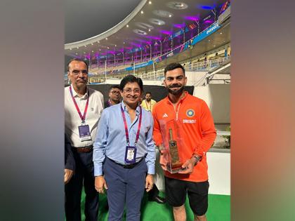 CAB president presents golden-plated bat to Virat Kohli as gift on his 35th birthday | CAB president presents golden-plated bat to Virat Kohli as gift on his 35th birthday
