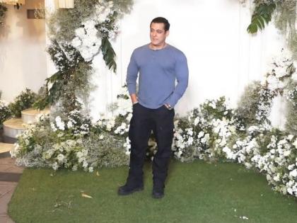 Salman Khan arrives in style at Manish Malhotra's Diwali bash | Salman Khan arrives in style at Manish Malhotra's Diwali bash Salman Khan arrives in style at Manish Malhotra's Diwali bash | Salman Khan arrives in style at Manish Malhotra's Diwali bash