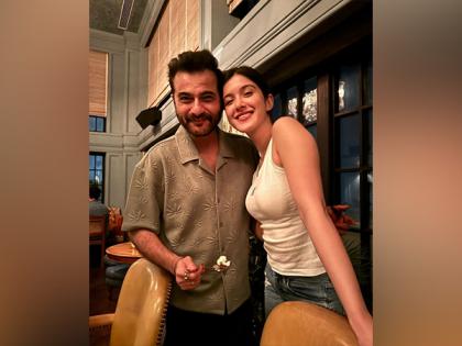 Sanjay Kapoor posts adorable video of Shanaya Kapoor cutting her birthday cake with sword | Sanjay Kapoor posts adorable video of Shanaya Kapoor cutting her birthday cake with sword Sanjay Kapoor posts adorable video of Shanaya Kapoor cutting her birthday cake with sword | Sanjay Kapoor posts adorable video of Shanaya Kapoor cutting her birthday cake with sword