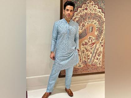 Tusshar Kapoor drops pictures from Ramesh Taurani's Diwali bash, pics inside | Tusshar Kapoor drops pictures from Ramesh Taurani's Diwali bash, pics inside Tusshar Kapoor drops pictures from Ramesh Taurani's Diwali bash, pics inside | Tusshar Kapoor drops pictures from Ramesh Taurani's Diwali bash, pics inside