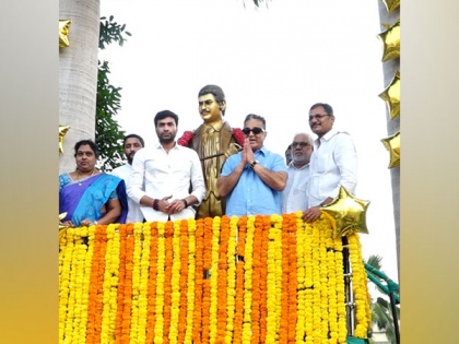 Kamal Haasan unveils statue of superstar Ghattamaneni Krishna in Vijayawada | Kamal Haasan unveils statue of superstar Ghattamaneni Krishna in Vijayawada