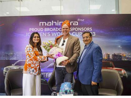 Matthew Hayden for the first time in Thane at Mahindra Modi Showroom | Matthew Hayden for the first time in Thane at Mahindra Modi Showroom Matthew Hayden for the first time in Thane at Mahindra Modi Showroom | Matthew Hayden for the first time in Thane at Mahindra Modi Showroom