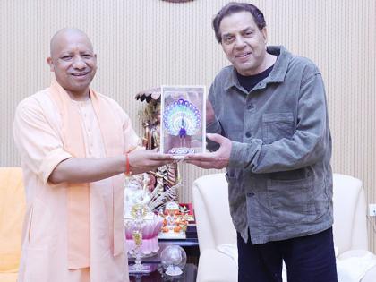 Screen legend Dharmendra meets Uttar Pradesh CM Yogi Adityanath in Lucknow | Screen legend Dharmendra meets Uttar Pradesh CM Yogi Adityanath in Lucknow Screen legend Dharmendra meets Uttar Pradesh CM Yogi Adityanath in Lucknow | Screen legend Dharmendra meets Uttar Pradesh CM Yogi Adityanath in Lucknow