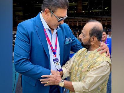Ravi Shastri meets "childhood hero" Gundappa Vishwanath at Bengaluru | Ravi Shastri meets "childhood hero" Gundappa Vishwanath at Bengaluru