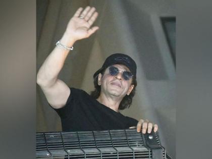 "Look good, feel better, dance a lot tonight": SRK extends Diwali greetings to fans | "Look good, feel better, dance a lot tonight": SRK extends Diwali greetings to fans "Look good, feel better, dance a lot tonight": SRK extends Diwali greetings to fans | "Look good, feel better, dance a lot tonight": SRK extends Diwali greetings to fans