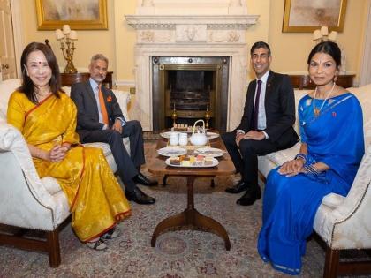 UK: EAM Jaishankar calls on PM Rishi Sunak, gifts signed bat by Virat Kohli | UK: EAM Jaishankar calls on PM Rishi Sunak, gifts signed bat by Virat Kohli UK: EAM Jaishankar calls on PM Rishi Sunak, gifts signed bat by Virat Kohli | UK: EAM Jaishankar calls on PM Rishi Sunak, gifts signed bat by Virat Kohli