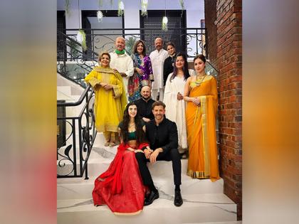 Hrithik Roshan, Saba Azad hold hands, pose with family at Diwali celebration | Hrithik Roshan, Saba Azad hold hands, pose with family at Diwali celebration Hrithik Roshan, Saba Azad hold hands, pose with family at Diwali celebration | Hrithik Roshan, Saba Azad hold hands, pose with family at Diwali celebration