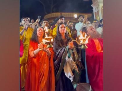 Dia Mirza performs Ganga Aarti with family in Rishikesh | Dia Mirza performs Ganga Aarti with family in Rishikesh
