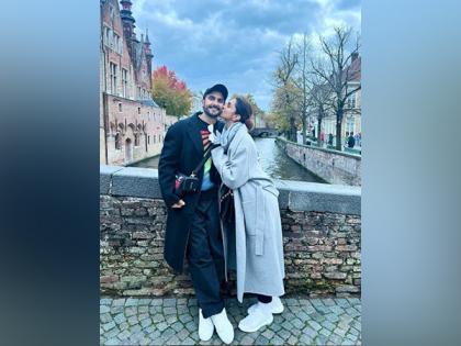 Ranveer drops lovey-dovey picture with Deepika from their wedding anniversary celebration | Ranveer drops lovey-dovey picture with Deepika from their wedding anniversary celebration Ranveer drops lovey-dovey picture with Deepika from their wedding anniversary celebration | Ranveer drops lovey-dovey picture with Deepika from their wedding anniversary celebration