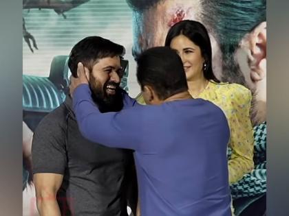 Salman Khan's 'kissing scene' with Emraan Hashmi at 'Tiger 3' success event, video goes viral | Salman Khan's 'kissing scene' with Emraan Hashmi at 'Tiger 3' success event, video goes viral Salman Khan's 'kissing scene' with Emraan Hashmi at 'Tiger 3' success event, video goes viral | Salman Khan's 'kissing scene' with Emraan Hashmi at 'Tiger 3' success event, video goes viral