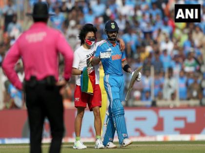 ICC CWC 2023: Spectator invades field of play during India-Australia final to meet Virat Kohli | ICC CWC 2023: Spectator invades field of play during India-Australia final to meet Virat Kohli