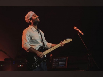 Arijit Singh Wows Fans in Dubai with an Exclusive Preview of his Latest Song 'In Raahon Mein' from 'The Archies' During his Concert | Arijit Singh Wows Fans in Dubai with an Exclusive Preview of his Latest Song 'In Raahon Mein' from 'The Archies' During his Concert