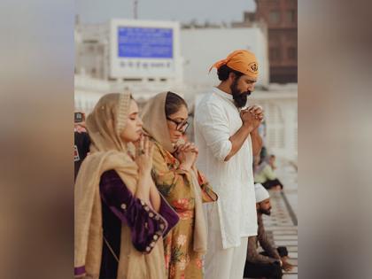 Vicky Kaushal, Meghna Gulzar seek blessings at Golden temple ahead of 'Sam Bahadur' release | Vicky Kaushal, Meghna Gulzar seek blessings at Golden temple ahead of 'Sam Bahadur' release