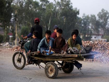 Karachi smog crisis: Urgent call for public to wear masks | Karachi smog crisis: Urgent call for public to wear masks Karachi smog crisis: Urgent call for public to wear masks | Karachi smog crisis: Urgent call for public to wear masks