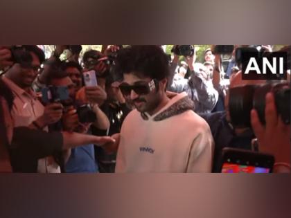 Vijay Deverakonda casts his vote in Telangana polls, urges people to vote in large numbers | Vijay Deverakonda casts his vote in Telangana polls, urges people to vote in large numbers