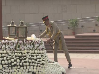 Commander of Sri Lankan Army lays wreath at National War Memorial | Commander of Sri Lankan Army lays wreath at National War Memorial Commander of Sri Lankan Army lays wreath at National War Memorial | Commander of Sri Lankan Army lays wreath at National War Memorial