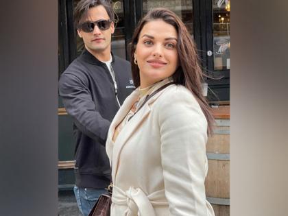 Himanshi Khurana announces break up with Asim Riaz, says "sacrificing love for different religious beliefs" | Himanshi Khurana announces break up with Asim Riaz, says "sacrificing love for different religious beliefs" Himanshi Khurana announces break up with Asim Riaz, says "sacrificing love for different religious beliefs" | Himanshi Khurana announces break up with Asim Riaz, says "sacrificing love for different religious beliefs"