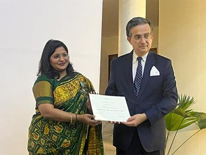 French Ambassador Thierry Mathou confers Chevalier dans l'Ordre des Arts et des Lettres on Aditi Maheshwari | French Ambassador Thierry Mathou confers Chevalier dans l'Ordre des Arts et des Lettres on Aditi Maheshwari French Ambassador Thierry Mathou confers Chevalier dans l'Ordre des Arts et des Lettres on Aditi Maheshwari | French Ambassador Thierry Mathou confers Chevalier dans l'Ordre des Arts et des Lettres on Aditi Maheshwari