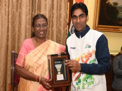 Para ace shuttlers Pramod Bhagat, Sukant Kadam meet President Droupadi Murmu | Para ace shuttlers Pramod Bhagat, Sukant Kadam meet President Droupadi Murmu Para ace shuttlers Pramod Bhagat, Sukant Kadam meet President Droupadi Murmu | Para ace shuttlers Pramod Bhagat, Sukant Kadam meet President Droupadi Murmu