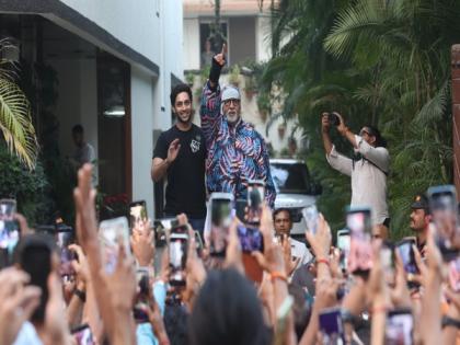Amitabh Bachchan greets fans outside Jalsa with grandson Agastya Nanda, see pics | Amitabh Bachchan greets fans outside Jalsa with grandson Agastya Nanda, see pics Amitabh Bachchan greets fans outside Jalsa with grandson Agastya Nanda, see pics | Amitabh Bachchan greets fans outside Jalsa with grandson Agastya Nanda, see pics
