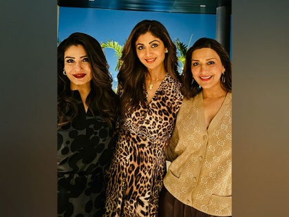 90s Divas reunion: Raveena Tandon, Sonali Bendre Shilpa Shetty pose together at party | 90s Divas reunion: Raveena Tandon, Sonali Bendre Shilpa Shetty pose together at party