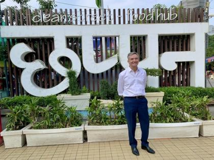 "Maza Aariya Hai!" British envoy expresses delight at Poha at Chhappan Dukaan in Indori style | "Maza Aariya Hai!" British envoy expresses delight at Poha at Chhappan Dukaan in Indori style "Maza Aariya Hai!" British envoy expresses delight at Poha at Chhappan Dukaan in Indori style | "Maza Aariya Hai!" British envoy expresses delight at Poha at Chhappan Dukaan in Indori style