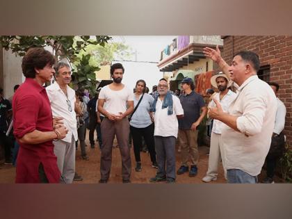 Picture of SRK with Vicky Kaushal, his father Sham Kaushal from 'Dunki' sets out | Picture of SRK with Vicky Kaushal, his father Sham Kaushal from 'Dunki' sets out