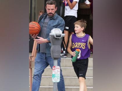 Ben Affleck shows off his basketball skills to his 11-year-old son | Ben Affleck shows off his basketball skills to his 11-year-old son Ben Affleck shows off his basketball skills to his 11-year-old son | Ben Affleck shows off his basketball skills to his 11-year-old son
