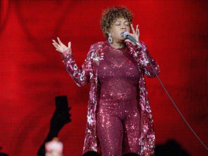 "Turn off the camera": Anita Baker asks fans to stop recording during concert | "Turn off the camera": Anita Baker asks fans to stop recording during concert "Turn off the camera": Anita Baker asks fans to stop recording during concert | "Turn off the camera": Anita Baker asks fans to stop recording during concert