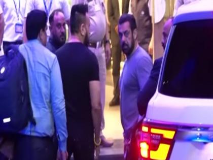 Salman Khan snapped at Mumbai airport ahead of his 58th birthday | Salman Khan snapped at Mumbai airport ahead of his 58th birthday Salman Khan snapped at Mumbai airport ahead of his 58th birthday | Salman Khan snapped at Mumbai airport ahead of his 58th birthday